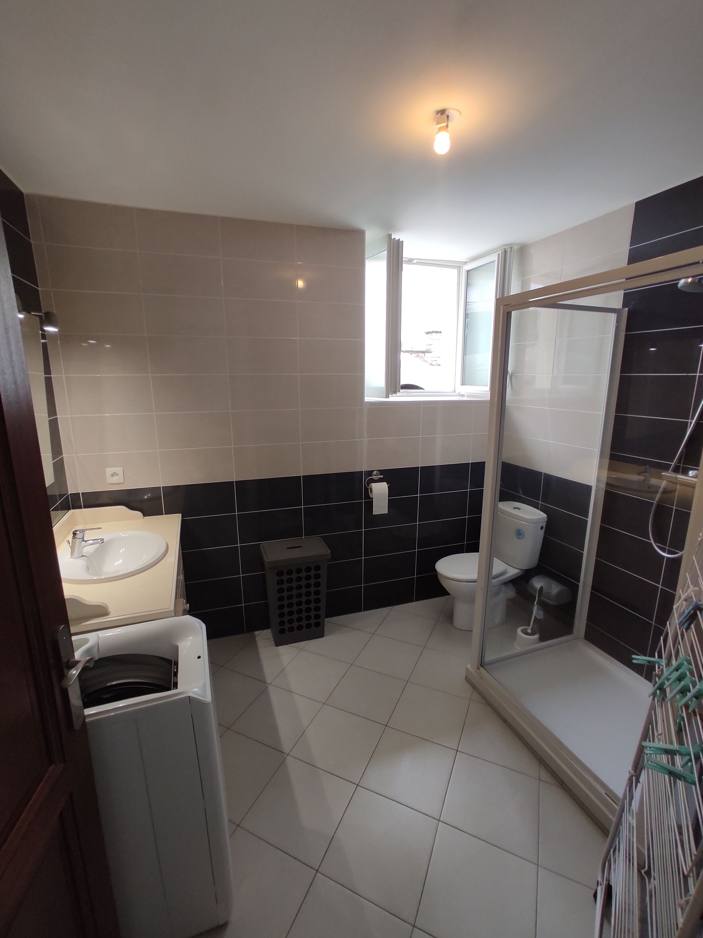 Ein Badezimmer mit Waschbecken, Toilette und Duschbereich.