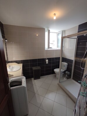 Bathroom - Vrbo Property (Douarnenez)