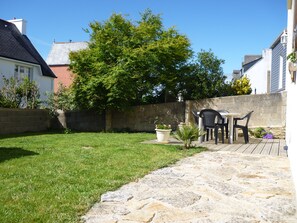 Outdoor dining - Vrbo Property (Douarnenez)