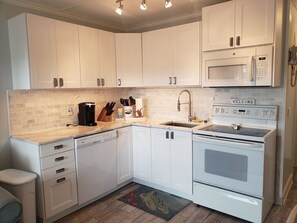 Private kitchen - Ocean View - Ocean Villas C243 - Professionally Managed by HHIB&T Vacation Rentals. (Hilton Head Island)