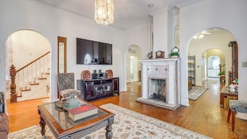House (5 Bedrooms) | Interior