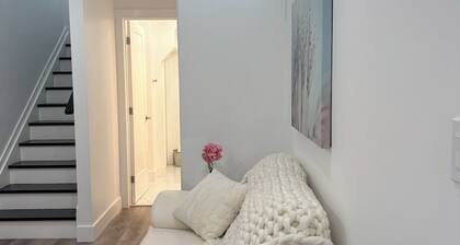 Private 2-Story Garden Suite 2 Bedrooms, 2 Baths