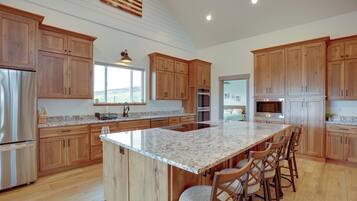 House (6 Bedrooms) | Interior