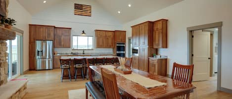 House (6 Bedrooms) | Interior