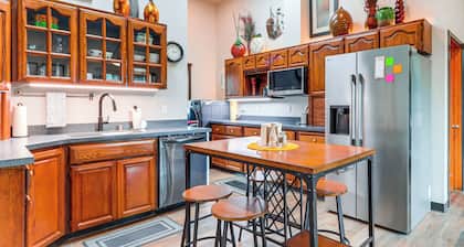 Retreat With Indoor Swim Spa, Access to Clear Lake