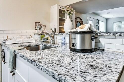 4 Mi to K-state! Modern Garden-level Apt