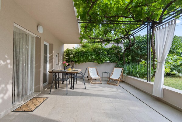 Outdoor dining - Pet friendly apartment Pergola in Poreč (Porec)