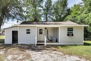 A single-story house with a front door, a small porch, and an air conditioning unit. - Walk to Bay! Retreat Near Beaches & Tyndall AFB (Panama City)