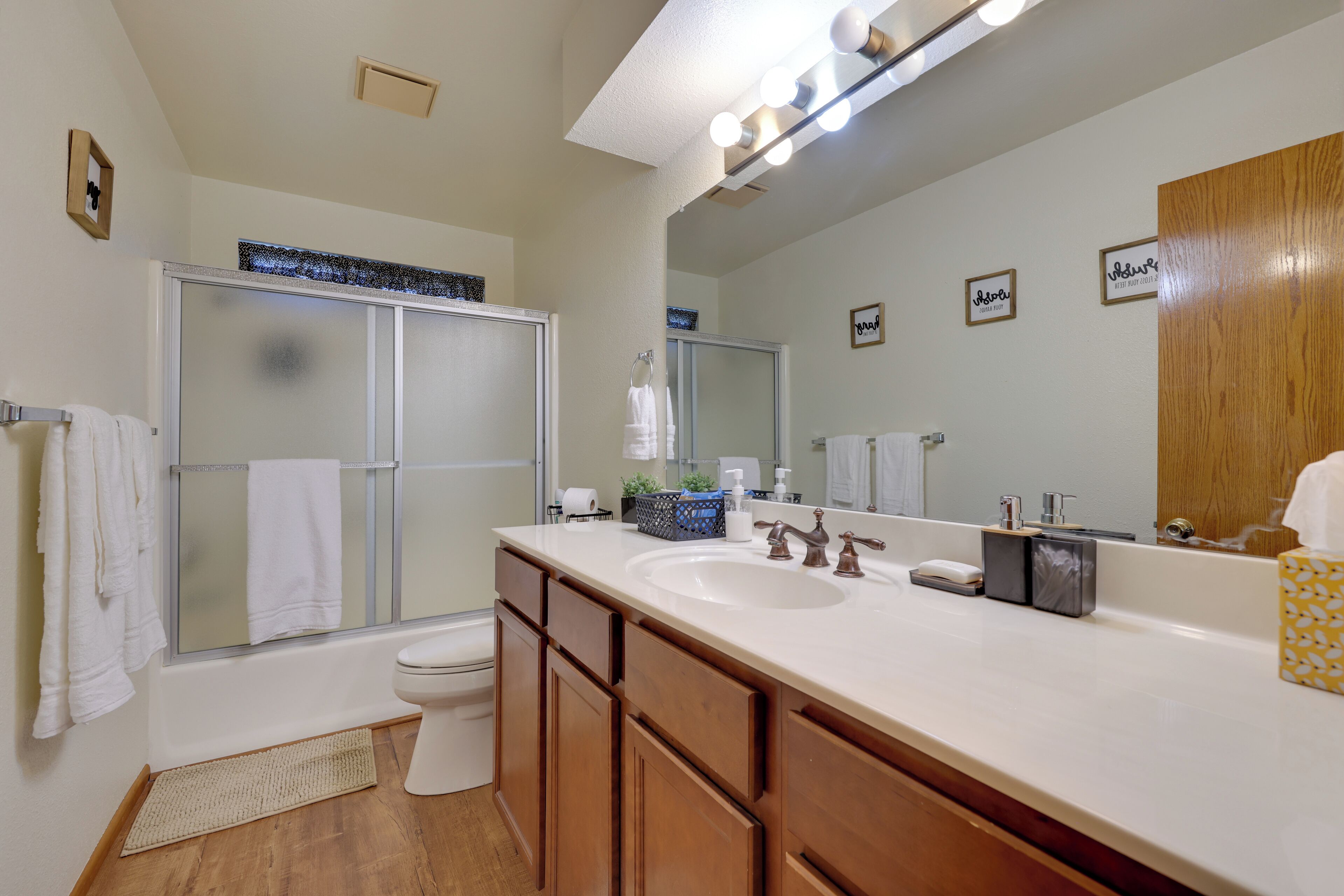 Ein Badezimmer mit Dusche, Toilette, Waschbecken und Waschtisch.