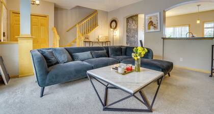 Spacious & Quiet Townhome In the Twin Cities