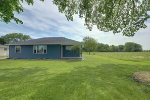 A single-story house with a dark blue exterior, a front porch, and a well-maintained lawn. - 1 Mi to Dtwn & Beach! Port Clinton Family Escape (Port Clinton)