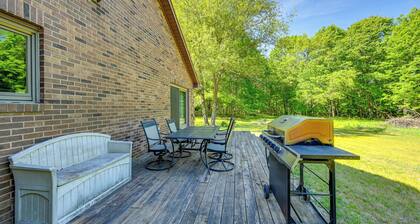 Wooded Applegate Retreat w/ Private Trail Access