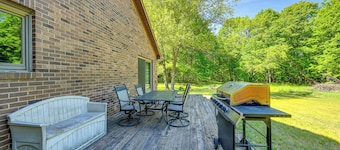 Wooded Applegate Retreat w/ Private Trail Access