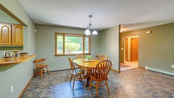 House (3 Bedrooms) | Interior