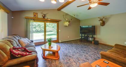 Wooded Applegate Retreat w/ Private Trail Access