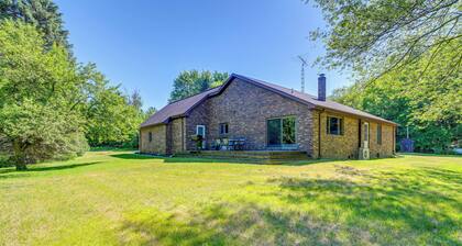 Wooded Applegate Retreat w/ Private Trail Access