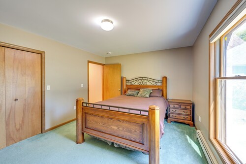 Wooded Applegate Retreat w/ Private Trail Access