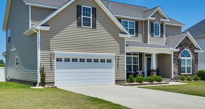 6 Mi to Medical District: Spacious Winterville Gem