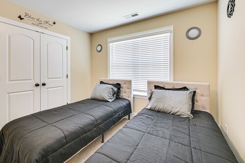 6 Mi to Medical District: Spacious Winterville Gem
