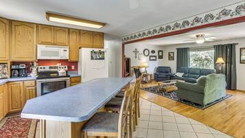 House (3 Bedrooms) | Interior