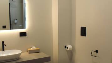 Deluxe Triple Room | Bathroom | Shower, hair dryer, slippers, towels