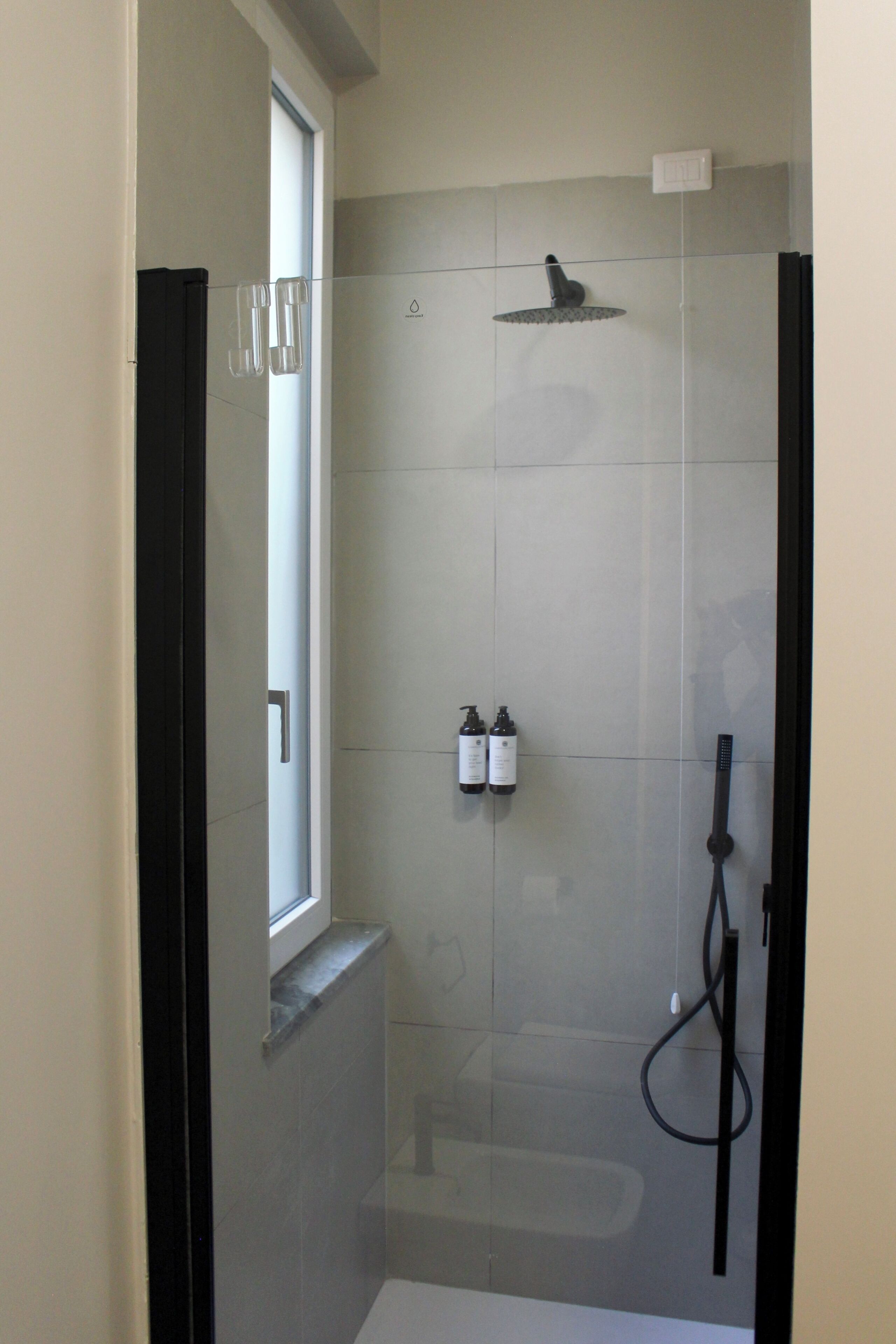 Chambre Triple Deluxe | Salle de bain | Douche, sèche-cheveux, chaussons, serviettes fournies