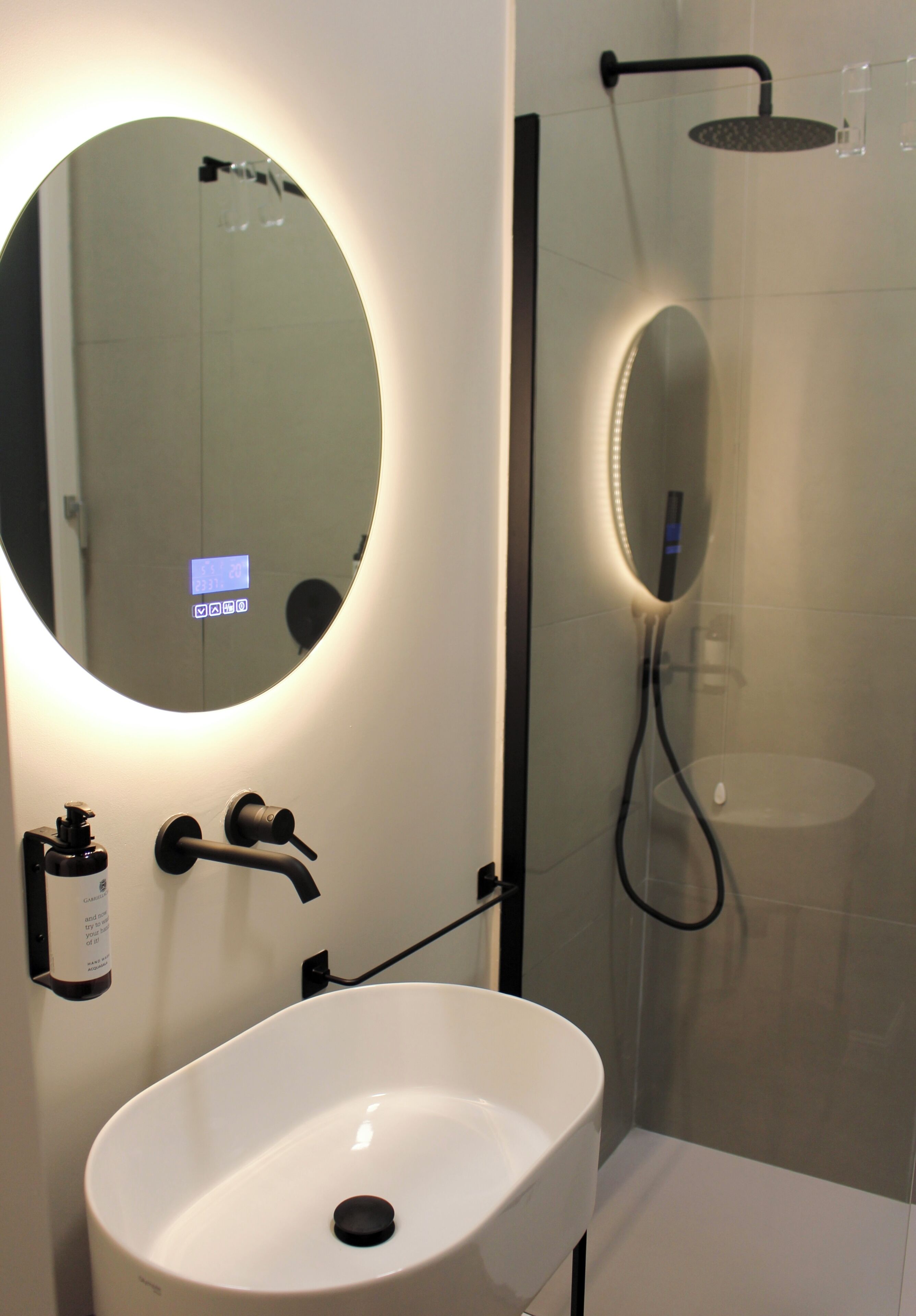 Comfort-Dreibettzimmer | Badezimmer | Dusche, Haartrockner, Hausschuhe, Handtücher