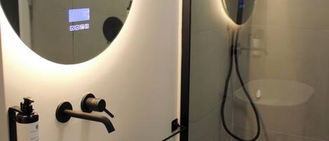 Comfort Triple Room | Bathroom | Shower, hair dryer, slippers, towels
