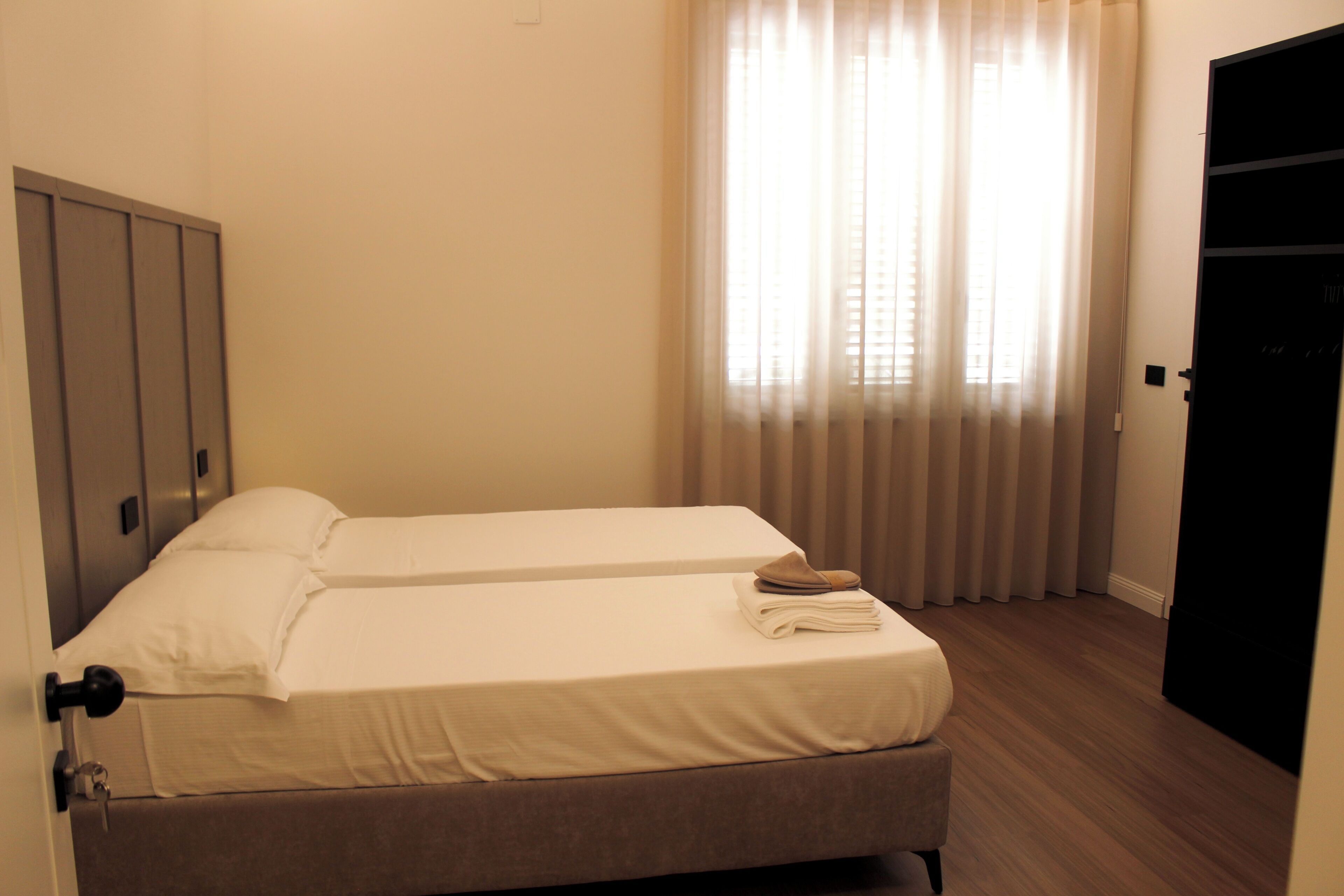 Comfort Twin Room | In-room safe, desk, laptop workspace, blackout drapes
