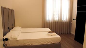 Comfort Twin Room | In-room safe, desk, laptop workspace, blackout drapes