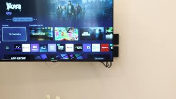 Ein an der Wand befestigter Fernseher zeigt eine Streaming-Dienstanwendung an.