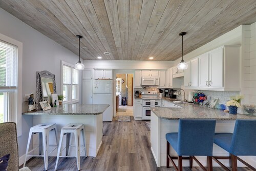 Cute Cottage Getaway; Walk to Lake and Town