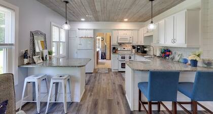 Cute Cottage Getaway; Walk to Lake and Town