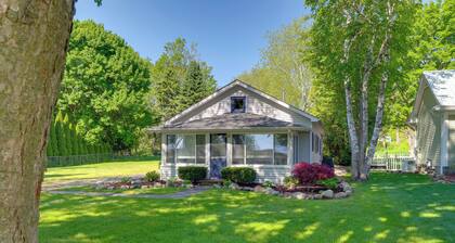 Cute Cottage Getaway; Walk to Lake and Town