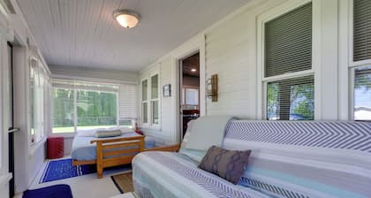 Cute Cottage Getaway; Walk to Lake and Town