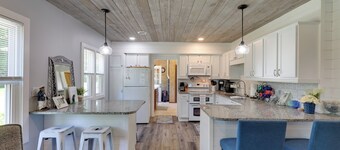 Cute Cottage Getaway; Walk to Lake and Town