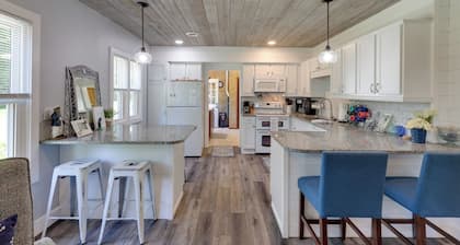 Cute Cottage Getaway; Walk to Lake and Town