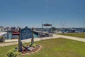 Un puerto deportivo con barcos, un cartel que indica Refugio Portátil San Jacinto y un pequeño pabellón.