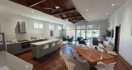 Big Gum Cottage: 15 min walk: cafés, shops & beach
