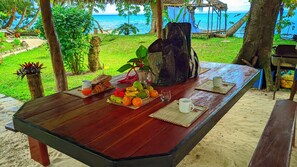 Outdoor dining - House with private beach (Ile Sainte-Marie)