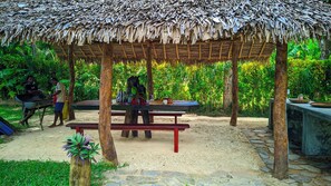Outdoor dining - Vrbo Property (Ile Sainte-Marie)