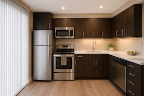 Habitación junior | Cocina privada | Refrigerador, microondas, horno y parrilla de estufa 