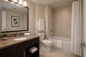 Habitación junior | Baño | Amenidades de baño gratuitas, secadora de cabello, toallas, jabón 