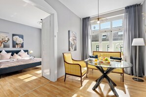 Ein modernes Schlafzimmer mit einem Bett, einem Esstisch und einem Stuhl.