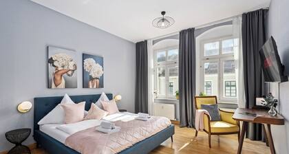 SOLARIS - Vacation rental, sleeps 2, Old Town, kitchen, parking, Elbe River, S-Bahn, Wi-Fi