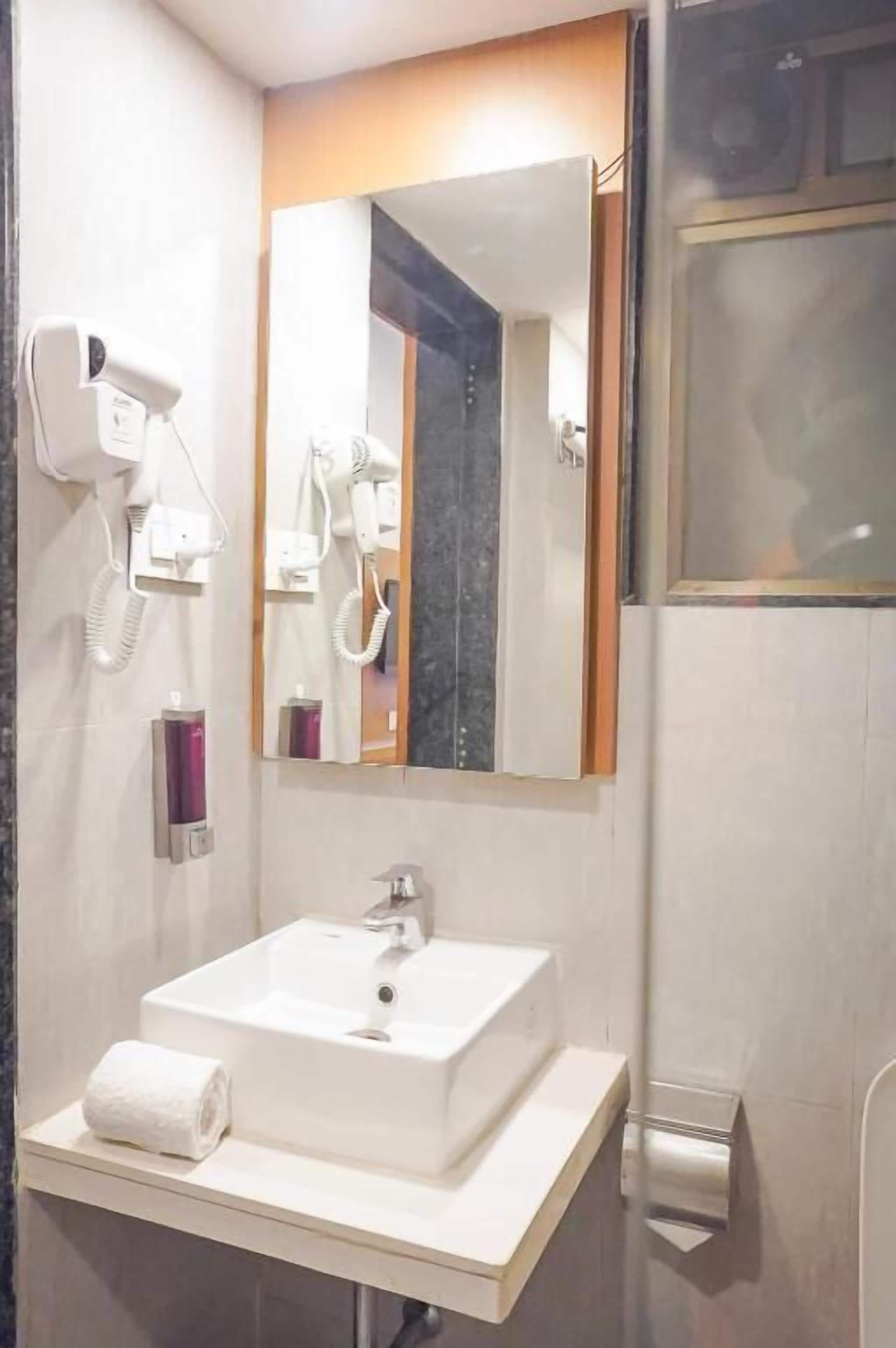 Deluxe Double or Twin Room, City View | Bathroom | Shower, free toiletries, towels, soap