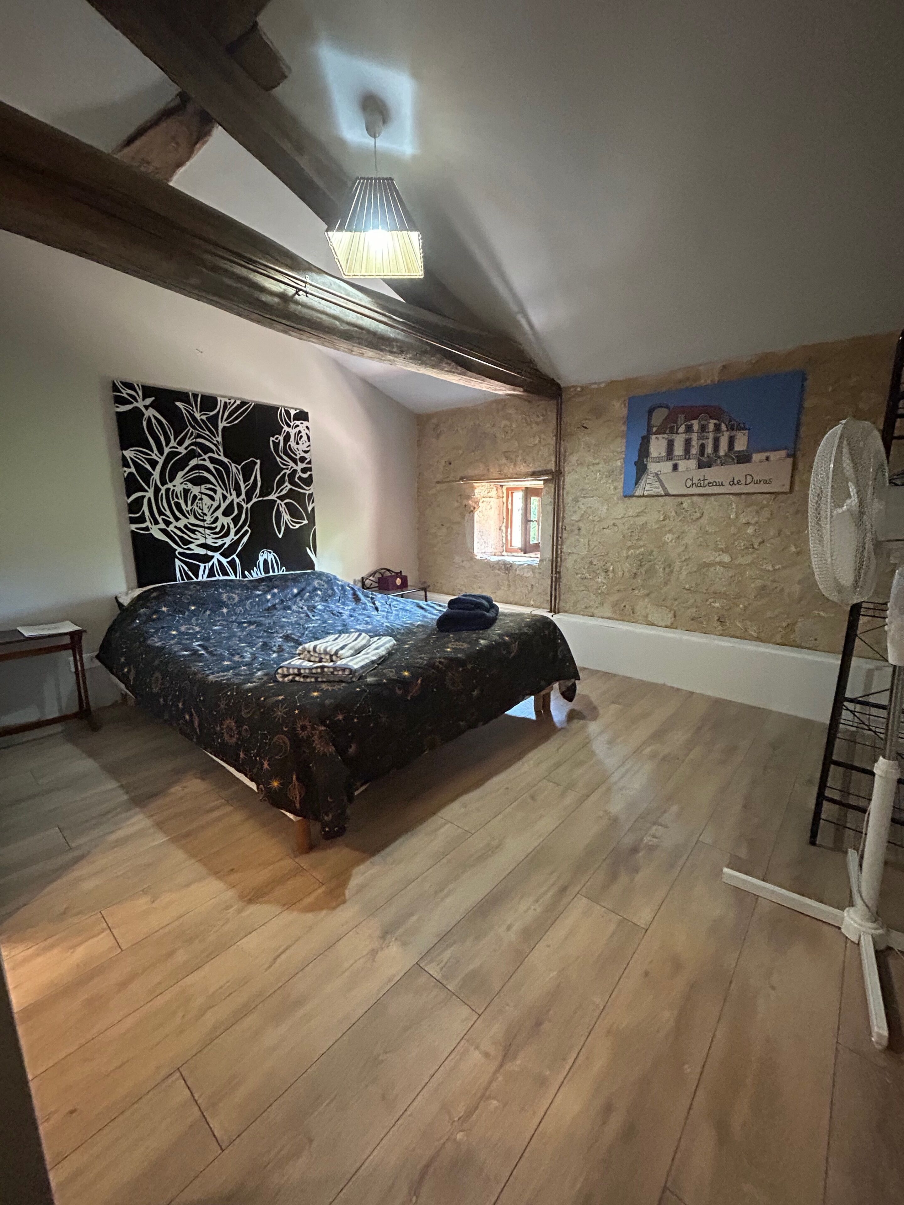 5 bedrooms, iron/ironing board, internet, bed sheets