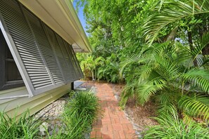 Property grounds - Siesta Key Tropical Island Oasis with Private Pool and 4 King Beds (Sarasota)