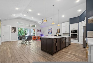 House | 3 bedrooms - The Pineapple Oasis Pool And Spa Retreat (Humble)