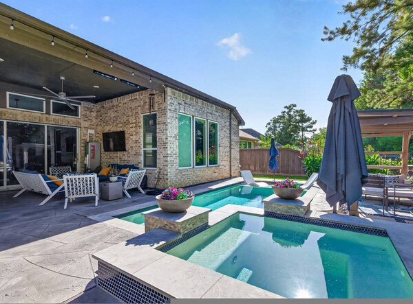 The Pineapple Oasis Pool And Spa Retreat - Lake Houston, TX